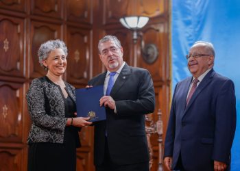 El presidente Arévalo, durante la recepción de cartas credenciales.