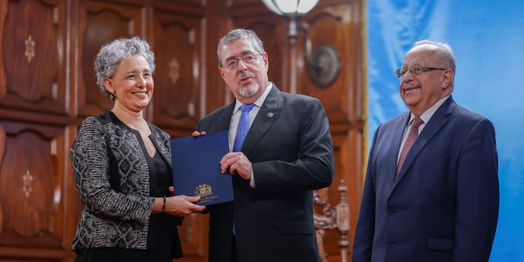 El presidente Arévalo, durante la recepción de cartas credenciales.