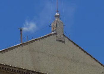 Unas pequeñas ráfagas de humo blanco, luego de la fumata de humo negro, causaron confución en la plaza de San Pedro.
