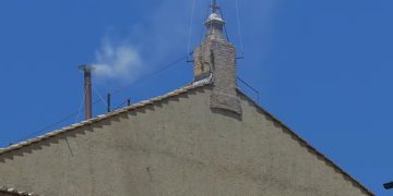 Unas pequeñas ráfagas de humo blanco, luego de la fumata de humo negro, causaron confución en la plaza de San Pedro.