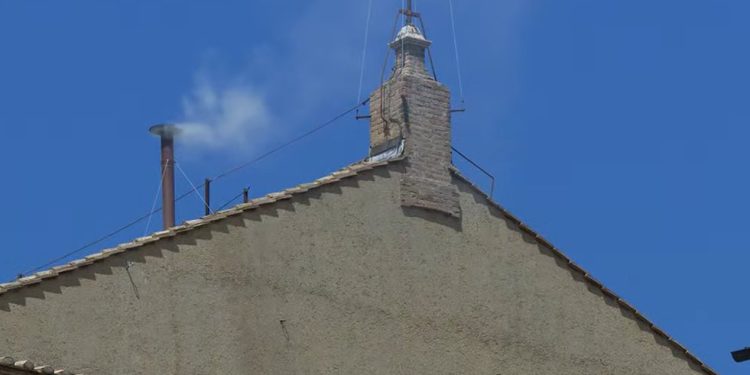 Unas pequeñas ráfagas de humo blanco, luego de la fumata de humo negro, causaron confución en la plaza de San Pedro.