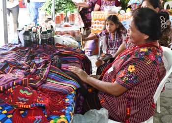 Impulsan economía local a través de la Feria del Agricultor en Huehuetenango