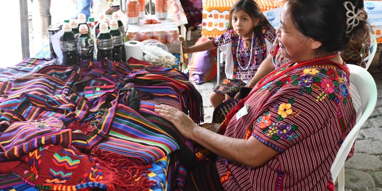 Impulsan economía local a través de la Feria del Agricultor en Huehuetenango