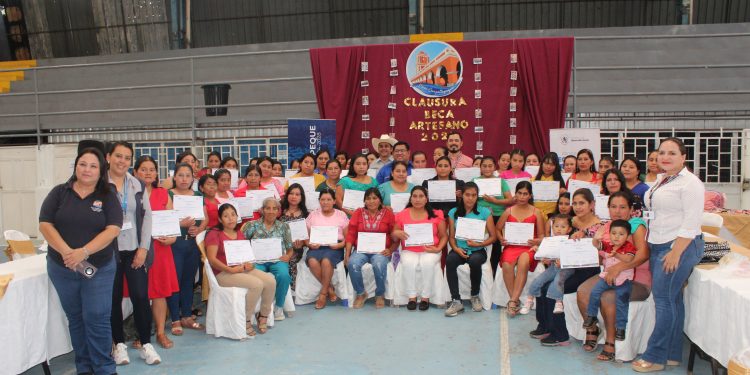 Clausuran programa Beca Social Artesano en Quezaltepeque