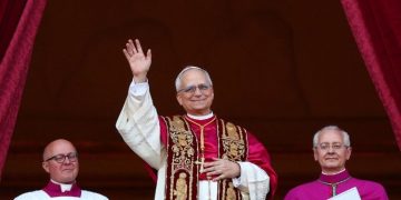 El nuevo papa León XIV, al presentarse ante la multitud en la plaza de San Pedro./Foto: Vatican News