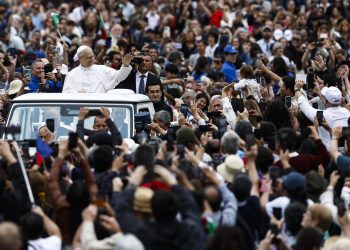 El papa León XIV saluda a miles de feligreses que acudieron a la primera audiencia general del nuevo pontífice en la plaza de San Pedro.