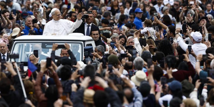 El papa León XIV saluda a miles de feligreses que acudieron a la primera audiencia general del nuevo pontífice en la plaza de San Pedro.