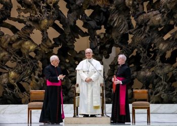 El papa León XIV, durante su primera audiencia pública de su pontificado.