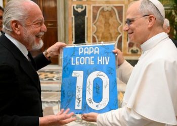 Aurelio De Laurentiis, presidente del Nápoles, obsequia una camiseta con el número 10 al papa León XIV durante la audiencia privada con el equipo.