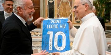 Aurelio De Laurentiis, presidente del Nápoles, obsequia una camiseta con el número 10 al papa León XIV durante la audiencia privada con el equipo.