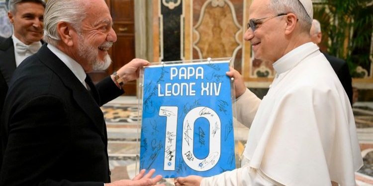 Aurelio De Laurentiis, presidente del Nápoles, obsequia una camiseta con el número 10 al papa León XIV durante la audiencia privada con el equipo.