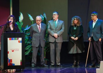 La Caja de las Letras del Instituto Cervantes recibió legado del escritor Miguel Ángel Asturias. En la foto, el hijo de Asturias, -segundo por la izquierda- y el presidente Bernardo Arévalo. / Foto: EFE.