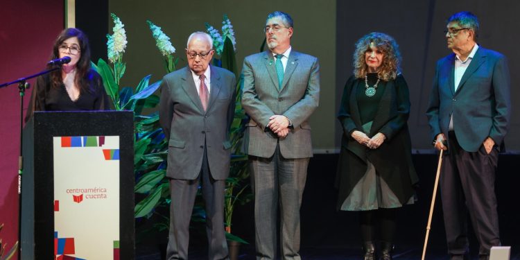 La Caja de las Letras del Instituto Cervantes recibió legado del escritor Miguel Ángel Asturias. En la foto, el hijo de Asturias, -segundo por la izquierda- y el presidente Bernardo Arévalo. / Foto: EFE.