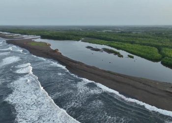 Por efecto de la superluna, a partir de este domingo se observará incremento de las mareas en ambos litorales.