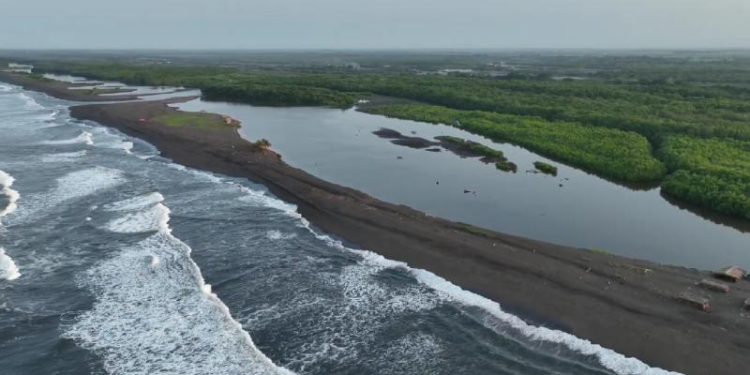 Por efecto de la superluna, a partir de este domingo se observará incremento de las mareas en ambos litorales.