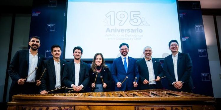 Un concierto de marimba dio el toque musical en la conmemoración de 195 años de relaciones diplomáticas entre Chile y Guatemala.