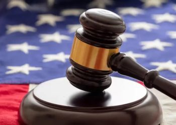 Una corte de EE. UU. suspende fallo de tribunal que suspendió la aplicación de aranceles impuestos por el presidente Trump.