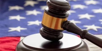 Una corte de EE. UU. suspende fallo de tribunal que suspendió la aplicación de aranceles impuestos por el presidente Trump.