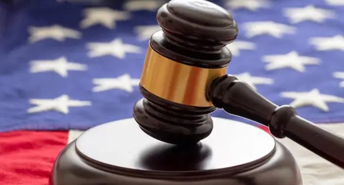 Una corte de EE. UU. suspende fallo de tribunal que suspendió la aplicación de aranceles impuestos por el presidente Trump.