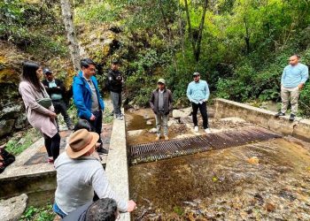 Personal del MEM y miembros de cooperativa, durante visita a minicentral hidroeléctrica en San Marcos,