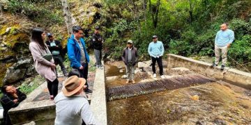 Personal del MEM y miembros de cooperativa, durante visita a minicentral hidroeléctrica en San Marcos,