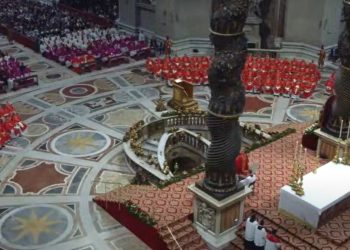 Los cardenales participaron en una misa antes del almuerzo para luego encerrarse en la Capilla Sixtina para elegir un nuevo papa.