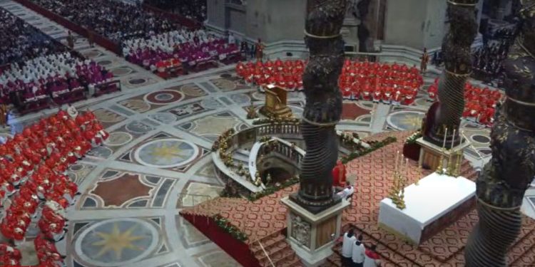 Los cardenales participaron en una misa antes del almuerzo para luego encerrarse en la Capilla Sixtina para elegir un nuevo papa.