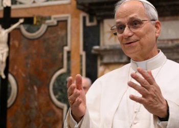 El papa León XIV instó a los diplomáticos ante la Santa Sede a defender la dignidad de los migrantes. /Foto: Vatican News