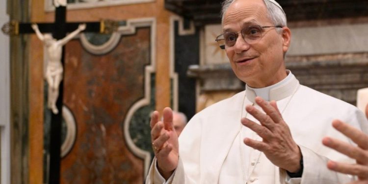 El papa León XIV instó a los diplomáticos ante la Santa Sede a defender la dignidad de los migrantes. /Foto: Vatican News