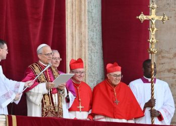 El papa León XIV, durante su primer mensaje urbi et orbi, fente a la plaza de San Pedro.
