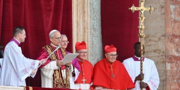 El papa León XIV, durante su primer mensaje urbi et orbi, fente a la plaza de San Pedro.