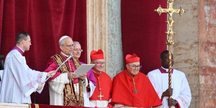El papa León XIV, durante su primer mensaje urbi et orbi, fente a la plaza de San Pedro.