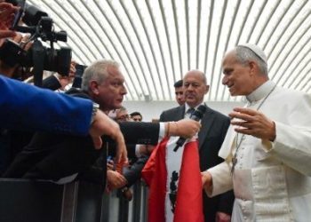 El papa León XIV saluda a miembros de los medios de comunicación en el aula Paulo VI, en el Vaticano.