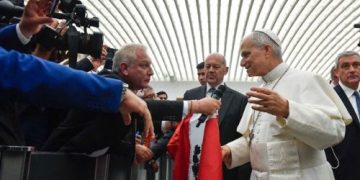 El papa León XIV saluda a miembros de los medios de comunicación en el aula Paulo VI, en el Vaticano.