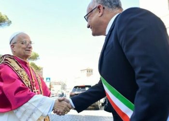 El alcalde de Roma saluda al papa León XIV a su llegada a la catedral de San Juan de Letrán, donde tomó posesión como obispo de esa ciudad.