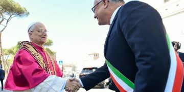 El alcalde de Roma saluda al papa León XIV a su llegada a la catedral de San Juan de Letrán, donde tomó posesión como obispo de esa ciudad.