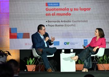 El presidente Bernardo Arévalo conversa con la periodista española Pepa Bueno durante el cierre del festival Centroamérica Cuenta.