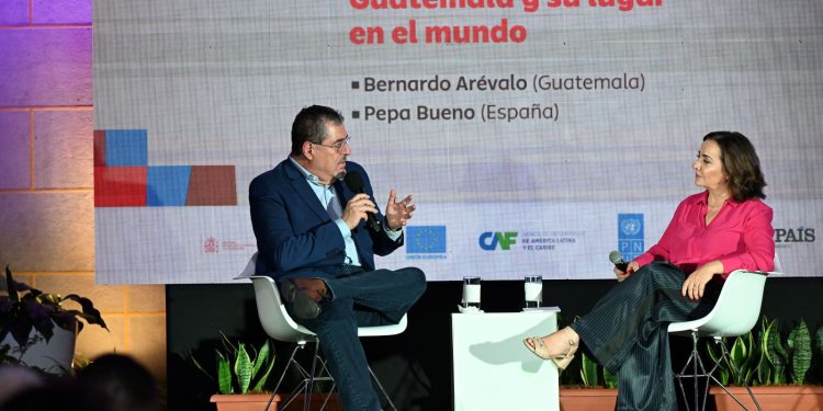 El presidente Bernardo Arévalo conversa con la periodista española Pepa Bueno durante el cierre del festival Centroamérica Cuenta.