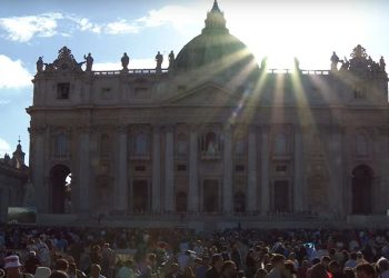 Miles de personas se congregan en la plaza de San Pedro en espera de la primera fumata, luego de que los cardenales se encerraran en cónclave para elegir al sucesor del papa Francisco.