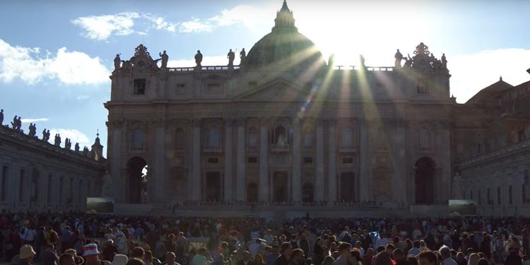 Miles de personas se congregan en la plaza de San Pedro en espera de la primera fumata, luego de que los cardenales se encerraran en cónclave para elegir al sucesor del papa Francisco.