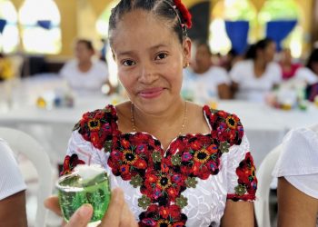 44 mujeres aprendieron a hacer velas con Beca Artesano./Foto: Mides.