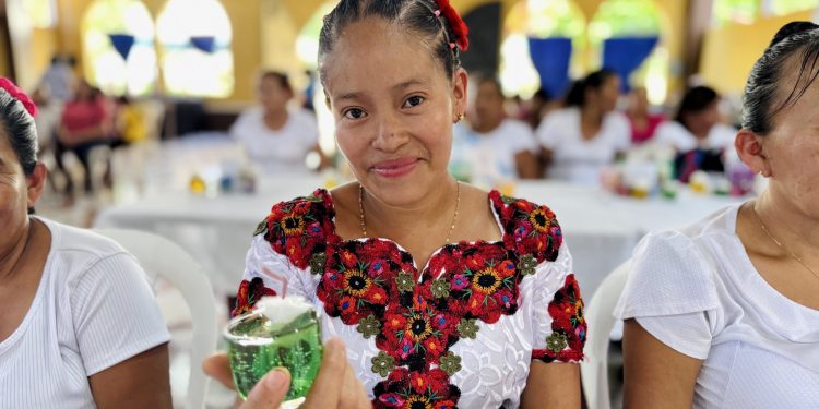 44 mujeres aprendieron a hacer velas con Beca Artesano./Foto: Mides.