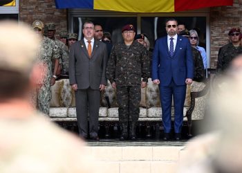 El presidente Bernardo Arévalo, el ministro de la Defensa, Henry Sáez, y el embajador de EE. UU., Tobyn Bradley, durante el cierre de los ejercicios Centam Guardian 2025. /Foto: Gobierno de Guatemala