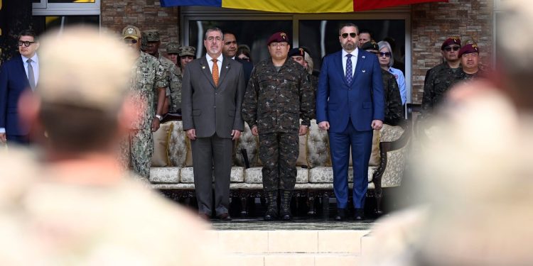 El presidente Bernardo Arévalo, el ministro de la Defensa, Henry Sáez, y el embajador de EE. UU., Tobyn Bradley, durante el cierre de los ejercicios Centam Guardian 2025. /Foto: Gobierno de Guatemala
