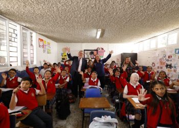 El presidente Bernardo Arévalo y la ministra Anabella Giracca, durante su visita a la Escuela Oficial Urbana Mixta No. 53 República de Francia, donde se aplica la Estrategia de Nivelación de Aprendizajes.