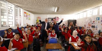 El presidente Bernardo Arévalo y la ministra Anabella Giracca, durante su visita a la Escuela Oficial Urbana Mixta No. 53 República de Francia, donde se aplica la Estrategia de Nivelación de Aprendizajes.