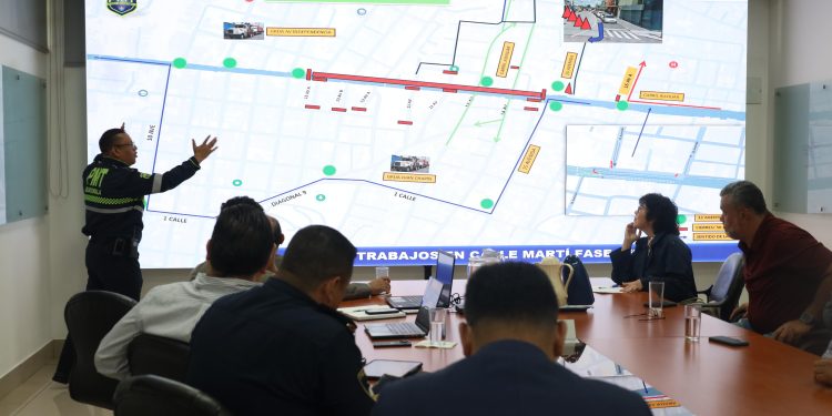 Coordinan tránsito y trabajos en calle Martí y calzada José Milla y Vidaurre. / Foto: CIV.