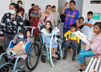 Pacientes del Hospital Regional de Occidente recibieron la visita de payasos para alegrar su día. / Foto: MSPAS.