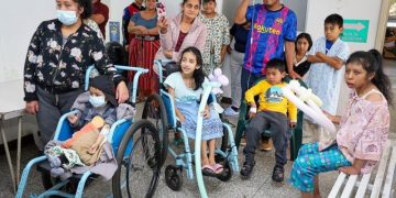 Pacientes del Hospital Regional de Occidente recibieron la visita de payasos para alegrar su día. / Foto: MSPAS.