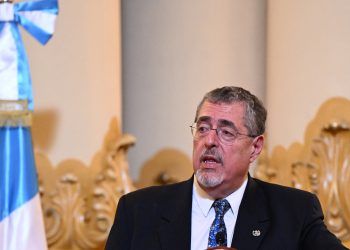 Presidente Arévalo durante firma de modernización portuaria. / Foto: Byron de la Cruz.